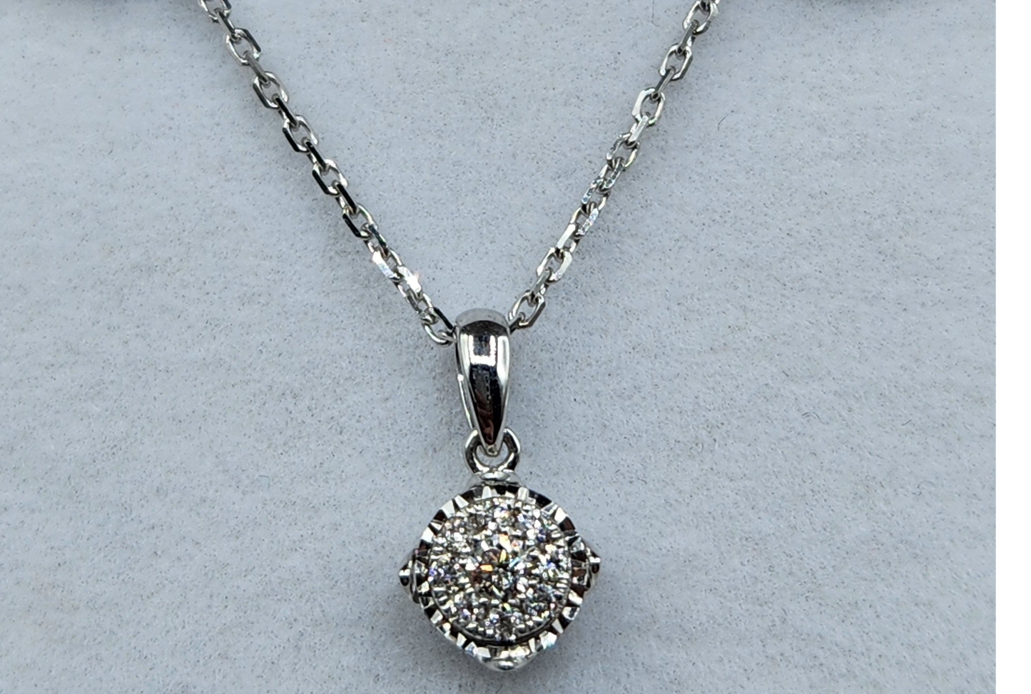 Pendentif et chaine en or 18k et diamants