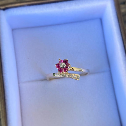 Bague Fleur en or avec rubis et diamants