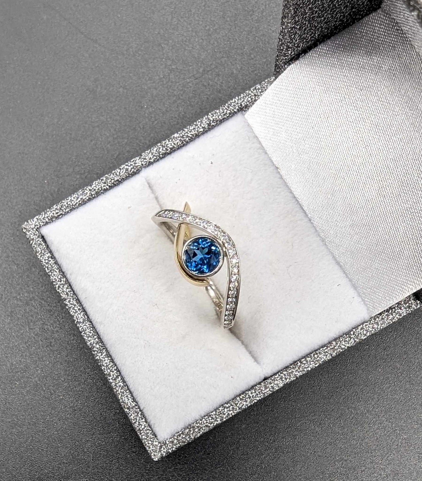 Bague avec Topaze London Blue et diamants