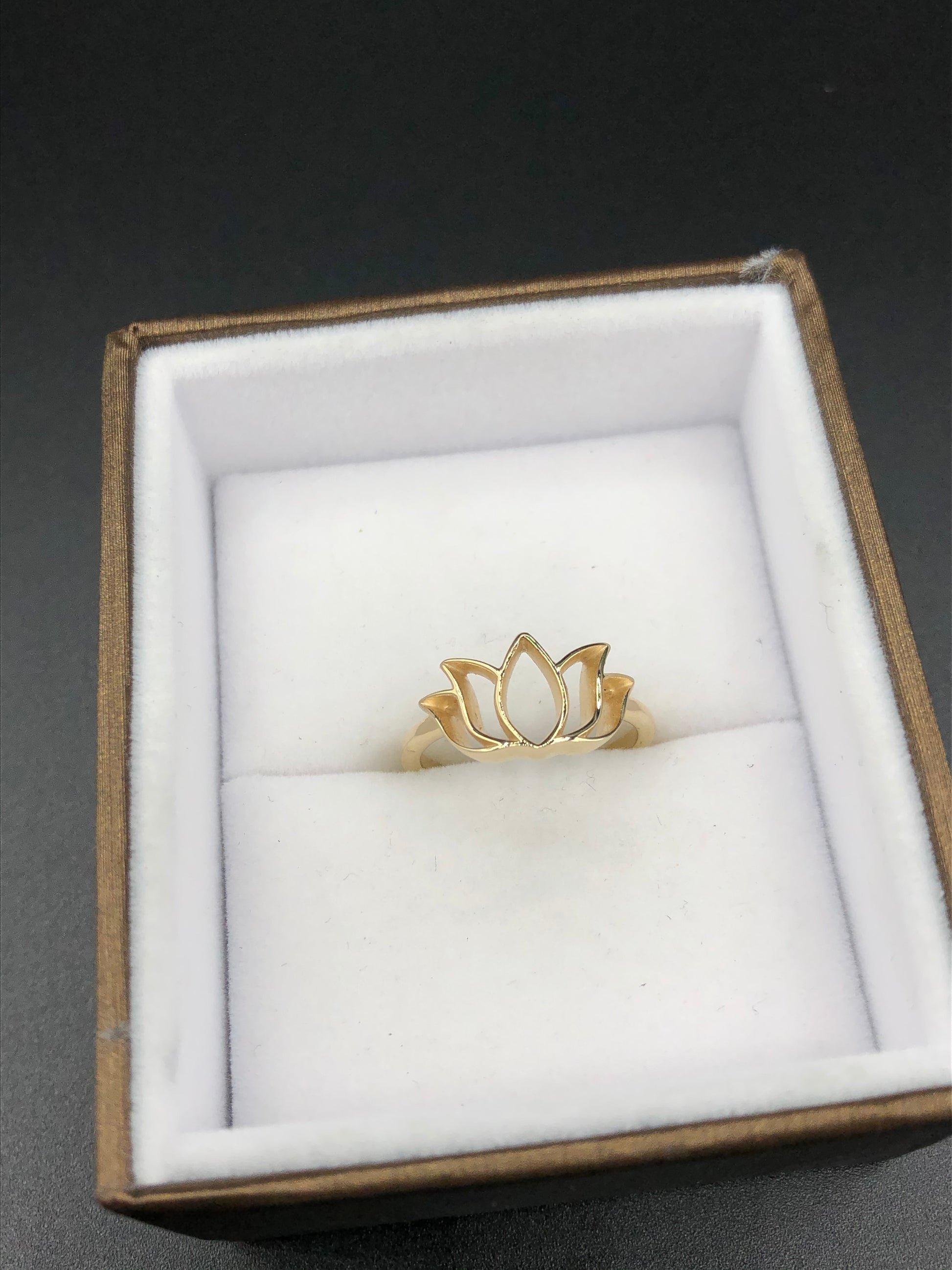 Bague '' Fleur de lotus '' en or jaune - Bijouterie Jean-Claude Gagnon