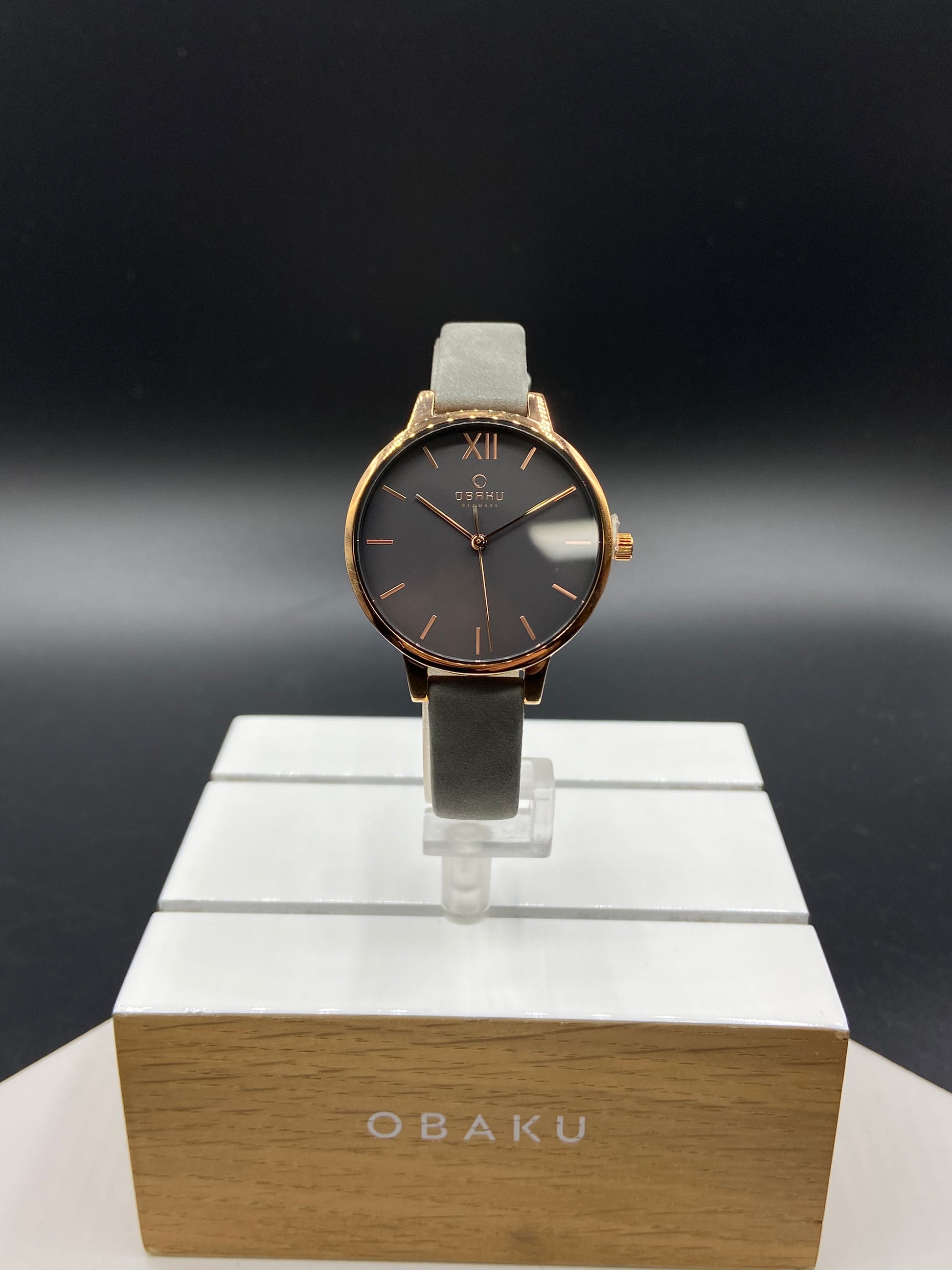 Montre Obaku avec cadran gris et bracelet de cuir gris - Bijouterie Jean-Claude Gagnon